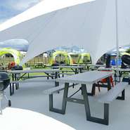 会場内でひと際目を引く巨大なサーカステント。最大60名収容可能なため、仕事仲間とのパーティーなどイベントごとにも重宝できそうです。換気を気遣うことなく料理やお酒を楽しめることも屋外ならではのメリット。