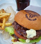 熊本の「あか牛」の旨みがぎっしり詰まった美味しいハンバーガー🍔バーベキューのお店だから出来る美味しいハンバーガーです。ポテトとドリンクセットがお得です♪(単品￥1200)