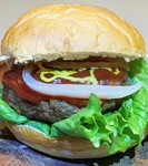 ギュギューとお肉の旨味を詰め込んで一つ一つ手捏ねしたパテに、手づくりのトマトソースをかけてふんわりバンズで挟みました。