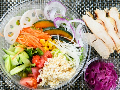 たっぷりの野菜と塩麹、ヨーグルトなどの発酵食品の組み合わせが女性に人気の『腸活セット』