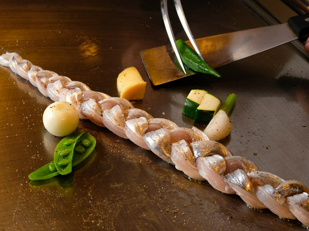 造形の面白さと美味しさと『太刀魚の編み込み焼き（当店のスペシャリテ）』
