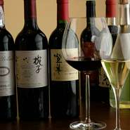 実は日本には大小合わせ、多くのワイナリーが存在しています。北は北海道から南は九州・沖縄まで、その数はざっと200以上。毎日、日替わりで5種類ほど「本日のワイン」としてグラスでいただけます。