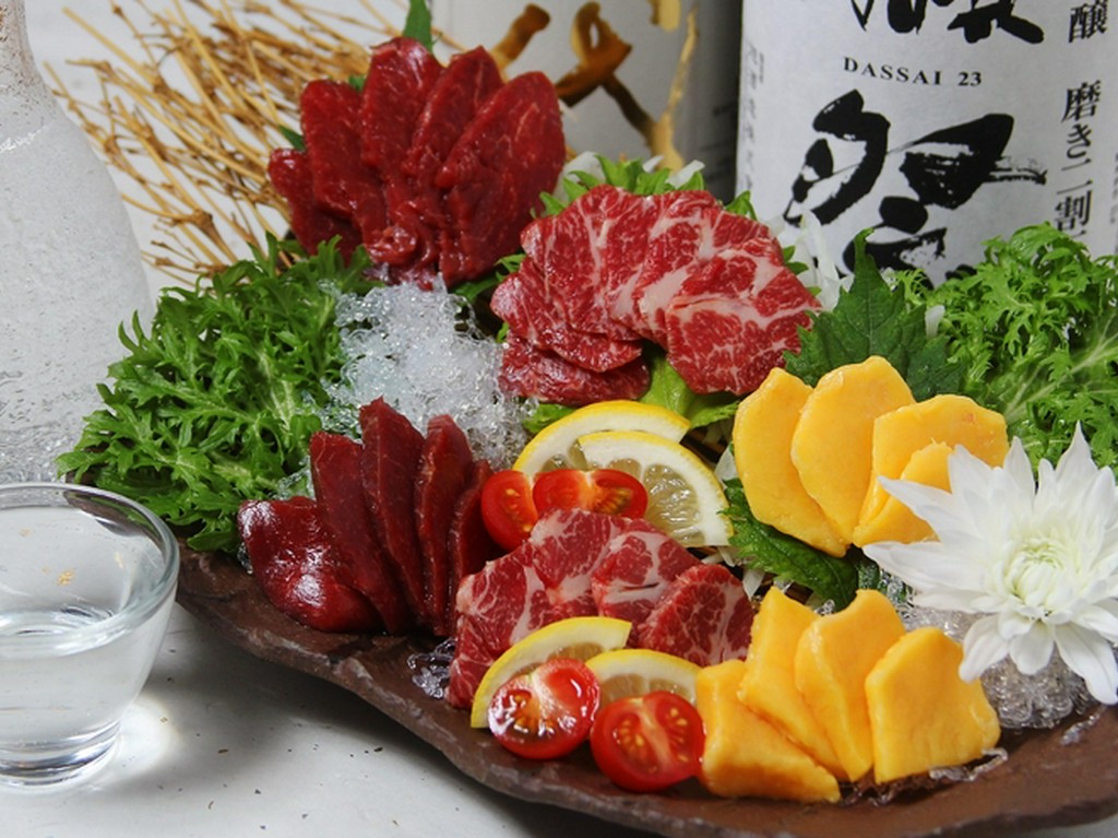 おすすめ部位を贅沢に食べ比べ『馬肉の盛り合わせ』