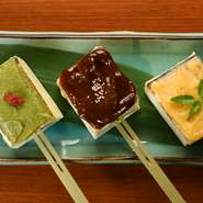 四季折々の魅力にあふれた瑞々しい京野菜をつかった逸品料理や、京都の老舗【五条半兵衛麩】の生麩や【恵比寿屋】の豆富をつかった本場京都のおばんざいが満喫できます。