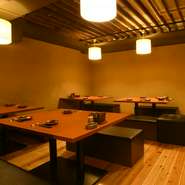 木目の床に土壁、温かい明かりが和の空間を照らす落ち着いた雰囲気の宴会席は24名まで利用可能。京都の食材と地酒を心ゆくまで堪能できるコース料理も豊富に取り揃えられています。