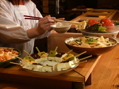 様々な銘酒を少しずつ味わえる嬉しいサービス