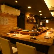 背もたれのある座り心地のよい椅子が並んだ広々としたカウンター席はデートにおすすめ。目にも美しい酒肴と京都の地酒を味わいながら、ゆっくりと過ごす時間が二人の距離を縮めます。