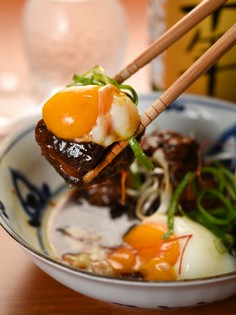 箸でもほぐれるほど、やわらかい仕上がりの『豚角のトロトロ煮』
