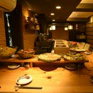 地元の京野菜はもちろん、全国の漁港から仕入れる新鮮魚介、石垣島の美崎牛まで、国産の上質な食材にこだわっています。厳選素材を和の技法で丁寧に料理したおばんざいをぜひご堪能ください。