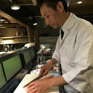 1人で立ち寄られる方から、デートや会食でご利用になる方まで、どなたにもくつろいで過ごしていただけるよう、気を配っています。「来店してよかった。」とゲストの方が満足してくれる事が一番嬉しいです。