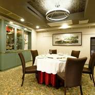 個室3室は、それぞれ、約16名、30名、45名まで収容。大小のサイズを設えているため、家族のお祝い事や女子会など、ちょっとした集まりから、大勢での宴会まで、用途に合わせて使いやすくなっています。