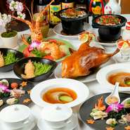 食べごたえある全9品を特別価格で提供する『桃花園1周年コース』をはじめ、飲み放題付きの各種コースを用意。料理内容などは予算に合わせて対応可能です。詳しくは問い合わせを。