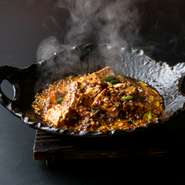 旨辛メニューの中でも一番人気の麻婆豆腐。ピリピリする辛さと深い旨みを味わえる逸品です。ご飯にかけて麻婆豆腐丼にしても絶品。