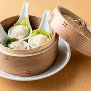 肉汁がたっぷり包まれた小籠包。割ると中から溢れるばかりの肉汁が。一口で頂けます。（3個より）　