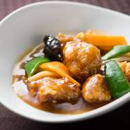 メイン料理1品（酢豚、チンジャオロース、海老のチリソース、若鶏の唐揚げのいずれか）、ご飯（おかわり自由）、スープ、ザーサイ、杏仁豆腐（※）またはコーヒー付。「杏仁豆腐またはコーヒーなし」の場合は900円