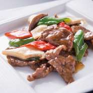 メイン料理、前菜、飲茶3種、サラダ、ご飯（おかわり自由）、スープ、ザーサイ、杏仁豆腐（※）