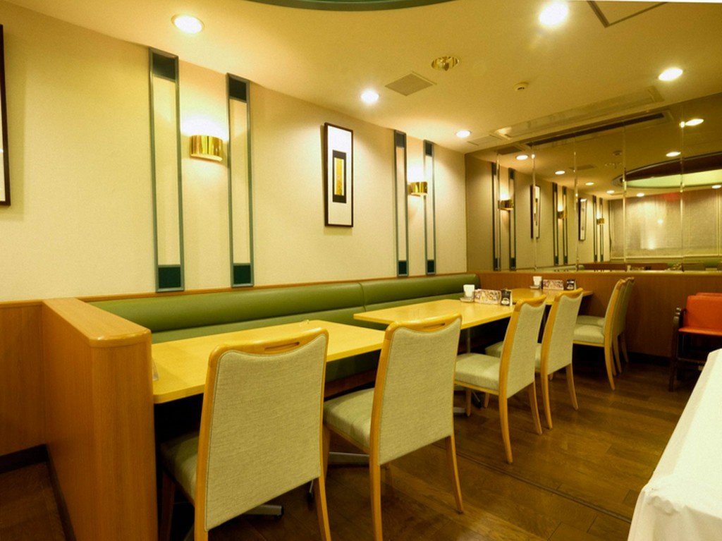 グリーンのソファが爽やかさを感じさせる店内