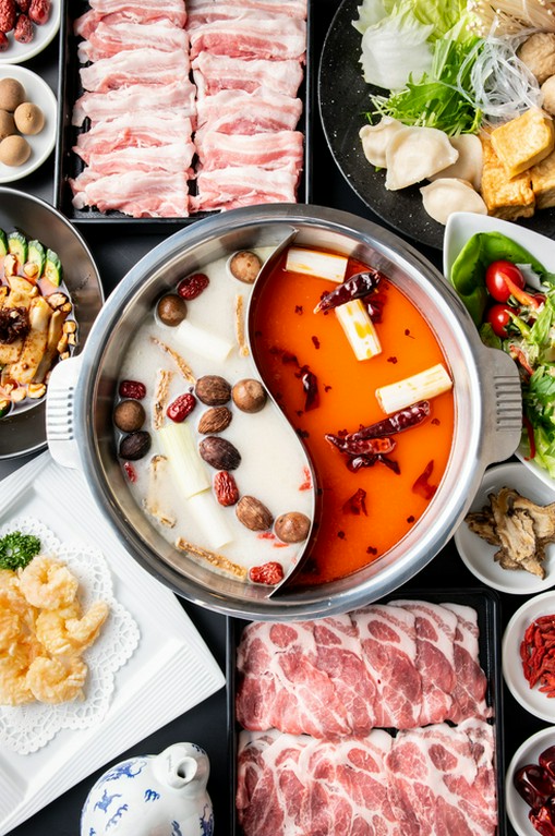 選べる中華火鍋スープがうれしい！辛い物好きも苦手な方も賑やかな宴会にオススメです。