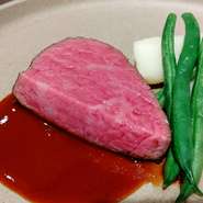 日本三大和牛のひとつが神戸牛。豊潤なお肉の香り、肉質の柔らかさ、旨味とこくが強いのが神戸牛。兵庫県の食材、メインは神戸牛を使ったコースがございます。