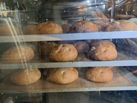 淡路鶏をにんにくとローズマリーでマリネした鶏を鉄板で丁寧に焼き上げた一皿です。表面はカリカリ、中はジューシー、芳しい香りと鶏のしっかりとした味わいが楽しめます。