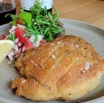 骨付き三田ポークミラノ風カツレツ300g～400g6500～7000円（アラカルトタイム14:00～16:00・17:30～20:00)