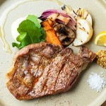 柔らかくてジューシーな肉質の六穀豚を炭火焼きで調理。塩、マスタード、国産レモンで召し上がれ。食材の美味しさを最大限に生かすシンプルな調理法で提供される人気のメニュー