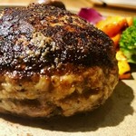 黒毛和牛と国産豚ミンチのあらびきミンチに拘り、淡路玉葱、丹波やまぶき玉子、無添加パン粉に天日塩、ブラックペッパーのシンプルな味付け。
肉肉しいハンバーグを、お塩と粒マスタードでお楽しみ下さい。