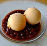 北海道産小豆を讃岐和三盆糖で炊いたぜんざいと丹波やまぶき卵のアイスクリーム。野生完熟赤山椒を少し