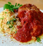 玉葱・人参・セロリで5時間煮込み、ソテーした国産豚バラ肉に赤ワイン・有機トマトを入れて更に2時間煮込みました。
ホロホロとほどける柔らかさで旨味たっぷりです。
クスクスとソースを絡めてお召し上がりください