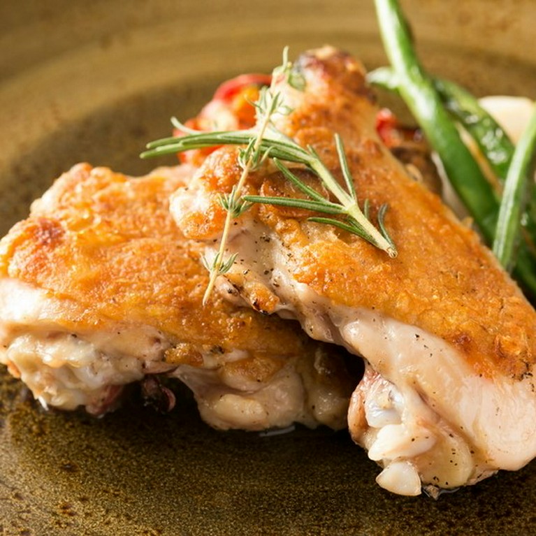 芳しい香りと鶏のしっかりとした味わいが楽しめる『淡路産鶏もも肉　タイム・ローズマリー』