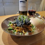 低温でゆっくり蒸し焼きに。小麦粉不使用。やまぶき卵と特選北海道バター、ヴァローナチョコレートのみで、じっくり火入れしました。まるでガナッシュを食べてるかのように、すっと溶けてなくなります。