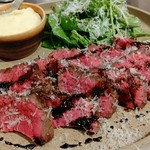 神戸牛のよさは肉質が柔らかく豊潤な香り、深みのある味わい。世界中の人達から絶賛されてます。是非BONDで一度お召し上がりください。