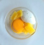 第4のチョコレートとして話題のルビーチョコレートのムースと、スペイン産のビオのダマスクローズウォーターのアイスクリームに、ライチジュレと苺、ピノノワール・ラズベリーのソース。


