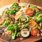 添加物不使用の塩昆布を使った、自家製昆布ドレッシングと神戸市産のお野菜中心のサラダ。
 なるべくオーガニック、特別栽培で。
お野菜は季節により変わります