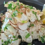 神戸市産の六甲マッシュルームを薄くスライスし、淡路玉葱と有機オリーブオイル、天日塩で軽くマリネ。国産レモンをお好みで。サラダに使うマッシュルームは新鮮な物のみ。入荷数限定の為、取り置きはご連絡を。