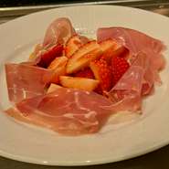 お塩と豚肉のみで作られた添加物不使用の生ハムと食べ頃の季節の旬のフルーツ