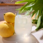 レモン本来の爽やかな酸味と、てんさい糖のすっきりとした甘みで暑い季節にピッタリです。有機レモン果汁使用
※着色料・酸味料・香料不使用。無添加です。
てんさい糖、有機レモン、天然水使用炭酸水