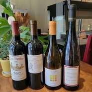 オーナーソムリエのセレクトした厳選ワイン。お祝いの席には欠かせないシャンパン、香り豊なブルゴーニュ、しっかり味わいのニューワールド、体に優しいビオワインを中心にオーナーがこれは美味しいと思う物を取り揃えてます。