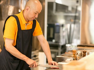 地元の新鮮な旬の野菜を炭火焼きや鉄板で提供