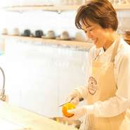 素材の持ち味、美味しさや魅力を満喫していただけるよう、それぞれの素材と会話をしながら仕上げています。口に入れた瞬間に舌で感じる味、風味、バランスなど、細部にまでこだわった一皿をぜひ味わってください。