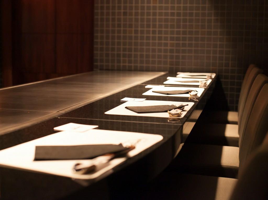 カウンター席で、個室席で。大切な日のお食事に利用してみては