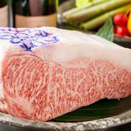 「神戸牛」とは、兵庫県内で生産される優れた「但馬牛」を素牛として、熟練した生産者だけがつくりあげられる上質な牛肉のこと。細やかなサシが入った至極の“霜降り肉”の、まろやかな味わいをお楽しみ下さい。