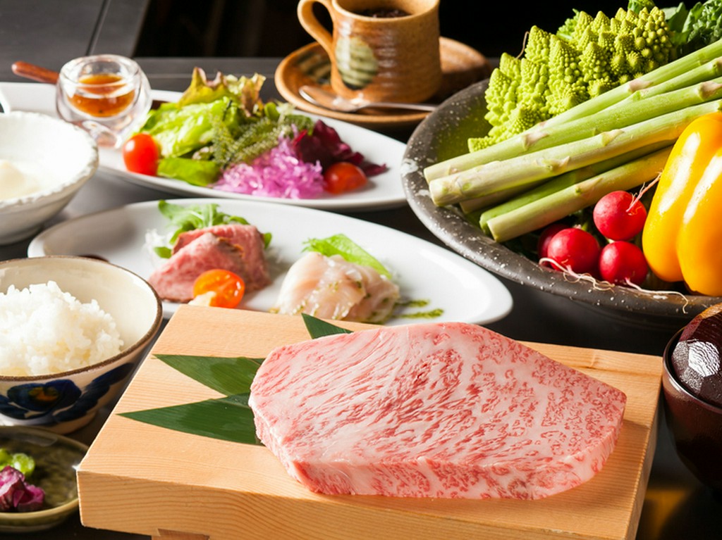 A5ランクの「石垣牛」を贅沢に味わう『特選石垣牛ステーキランチ』