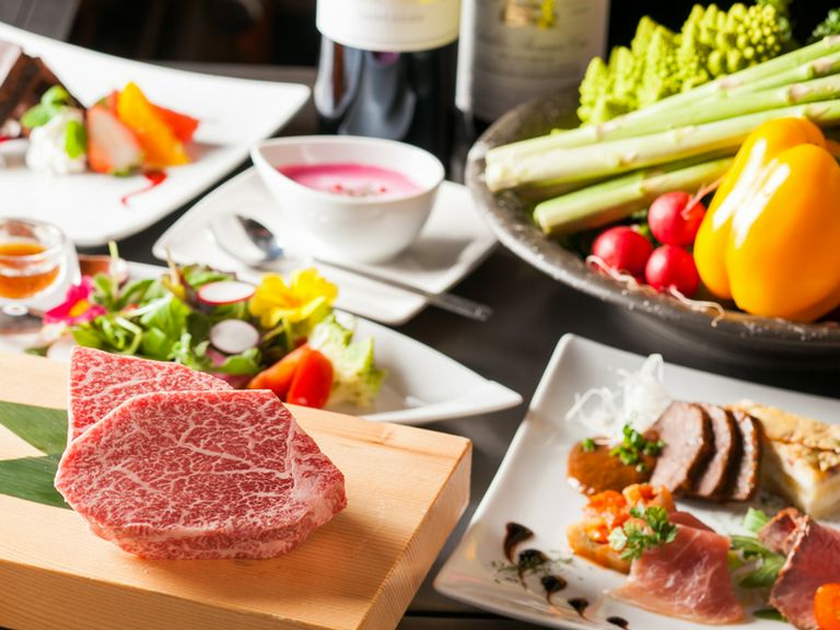 お酒に合うよう、こだわり抜いておつくりする『前菜盛り合わせ』