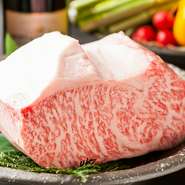 A4、A5ランクの「石垣牛」を始め、「神戸牛」や「黒毛和牛」など、上質なお肉を全国から厳選。肉質にもとことんこだわり、常温でとろける上品な旨味を存分にご堪能頂けます。