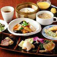 前菜、スープ、揚げ物、選べるメイン料理、点心にデザート＆ドリンクまでついたフルコース級の平日限定ランチがお得。「コスパがいい」「この価格でこの味わい！？」と評判です。毎日多くのゲストで賑わっています。
