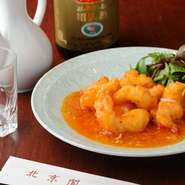 中華料理といえば、味の濃い料理を思い浮かべる人も多いですが、北京閣の料理は、そのイメージを覆すあっさりとした素材の旨みを味わうことがでいます。『エビチリ』は辛いだけでなくコクもある人気の一品です。