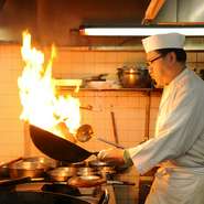 かつて神戸で名をはせた老舗【東名閣】で修業した料理人がつくる北京料理が絶品。当時から料理への情熱は変わらず、あの場所の味をしっかり伝えています。素材の旨みを活かす“神戸流”の中華料理を味わえます。