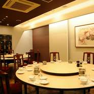社外秘の話や、大切なお客様をもてなしたいときにも便利な完全個室を9室完備。中国料理店らしさのある円卓で、しっかりとしたビジネスの会食も叶います。スタッフの感じの良い接客にも安心できます。