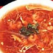 サメ特有の柔らかなゼラチン質の食感が楽しめる中国3大珍味の1つとして重宝されている「フカヒレ」は、中華料理の代表格『フカヒレのスープ』でどうぞ。コースでは『フカヒレの姿煮み』もご賞味いただけます。